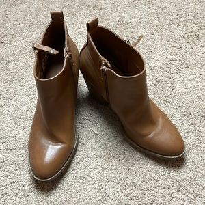 Ankle boots with heal. Brown size 91/2